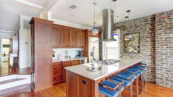 KĂŒhlschrank, Mikrowelle, Ofen, Herdplatte