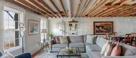 TV, fireplace
