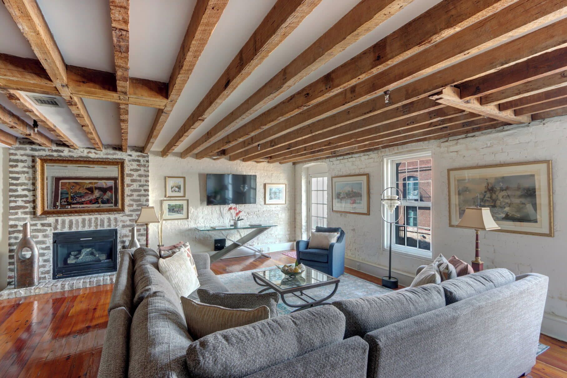 Televisión y chimenea 