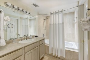 Douche, séchoir à cheveux, serviettes fournies