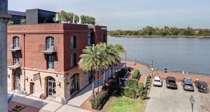 The Riverfront Loft, Charming | River Views