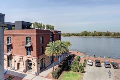 The Riverfront Loft, Charming | River Views
