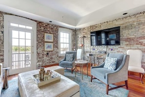 TV - The Riverfront Loft, Charming | River Views (Savannah)
