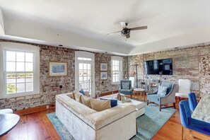 TV - The Riverfront Loft, Charming | River Views (Savannah)