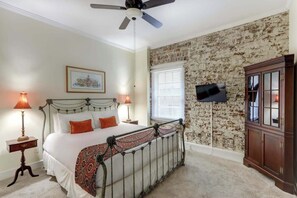2 bedrooms, iron/ironing board, WiFi, bed sheets - The Riverfront Loft, Charming | River Views (Savannah)