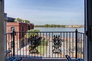 Property grounds - The Riverfront Loft, Charming | River Views (Savannah)