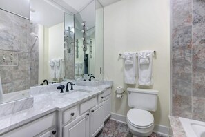 Shower, hair dryer, towels - The Riverfront Loft, Charming | River Views (Savannah)
