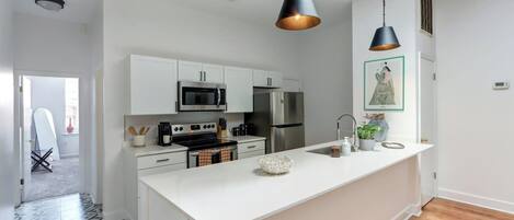 Kühlschrank, Mikrowelle, Ofen, Herdplatte