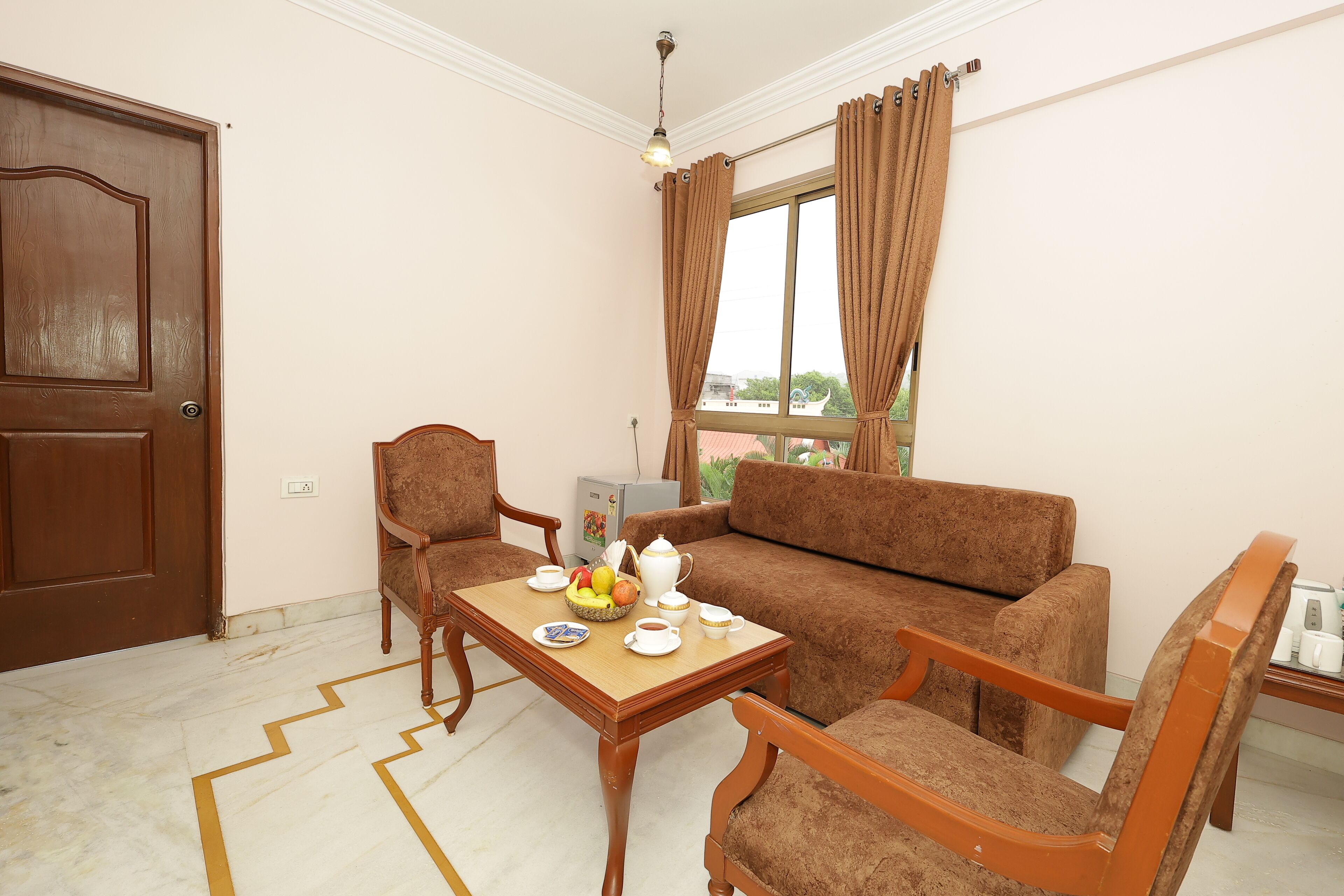 Family Suite Room | Living area | 22-inch flat-screen TV with digital channels