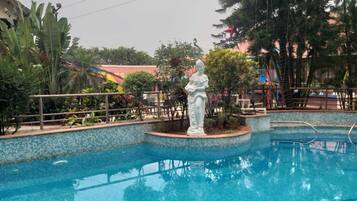 Una piscina al aire libre