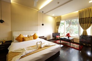 Svit Royal | Skrivbord, arbetsyta för laptop och sängkläder