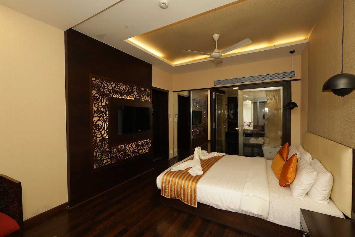 Royal Suite | 1 bedroom, desk, laptop workspace, bed sheets