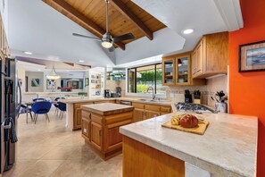 Fridge, microwave, oven, stovetop - The Clipper Club - Vibrant Palm Springs Luxury Retreat (Palm Springs)
