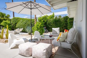 Terrace/patio - Desert Bloom Retreat - Upscale Mid-Mod Home! (Palm Springs)