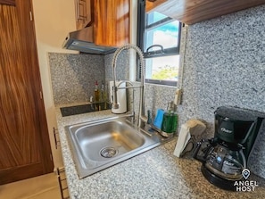 Refrigerador, microondas, placa de cocina, cafetera/tetera