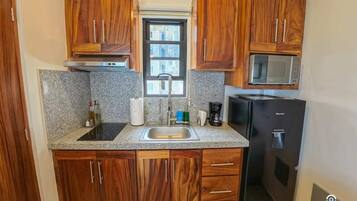 Réfrigérateur, micro-ondes, plaque de cuisson, cafetiÚre/bouilloire