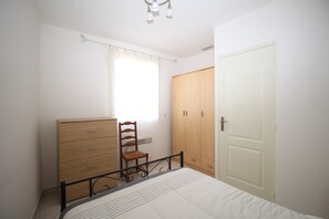 2 bedrooms, iron/ironing board