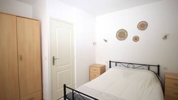 2 slaapkamers, een strijkplank/strijkijzer