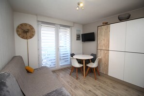 TV - Studio for 4 with marina view (Canet-en-Roussillon)