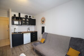 Unclassified image, 5 of 10, button - Studio for 4 with marina view (Canet-en-Roussillon)