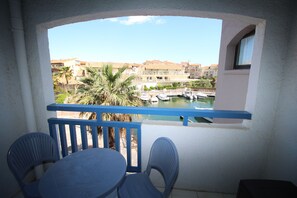 Outdoor dining - Studio for 4 with marina view (Canet-en-Roussillon)