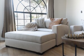 ハウス 5 ベッドルーム | リビング エリア | スマートテレビ