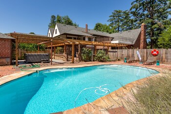 Fox Manor The Ultimate Fresno Getaway 5 Bedroom Home by RedAwnin