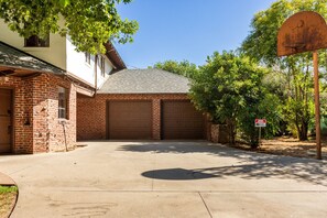 Exterior - Fox Manor The Ultimate Fresno Getaway 5 Bedroom Home by RedAwning (Fresno)