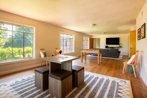 5 bedrooms, desk, laptop workspace, iron/ironing board - Fox Manor The Ultimate Fresno Getaway 5 Bedroom Home by RedAwning (Fresno)