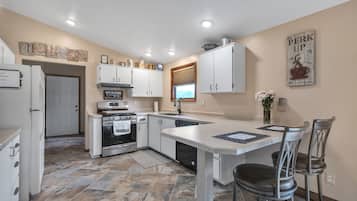 House, 3 Bedrooms | Private kitchen | Fridge, oven, coffee/tea maker, toaster