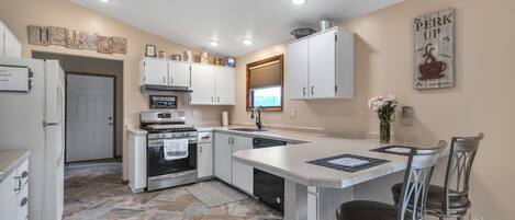 House, 3 Bedrooms | Private kitchen | Fridge, oven, coffee/tea maker, toaster