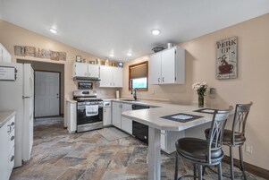 House, 3 Bedrooms | Private kitchen | Fridge, oven, coffee/tea maker, toaster