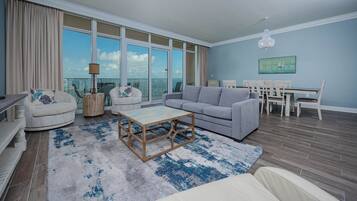 Condo, 2 habitaciones | Área de sala de estar