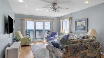 Condo, 2 Bedrooms | Ruang tamu | TV Pintar, perkhidmatan penstriman