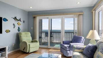 Condo, 2 Bedrooms | Ruang tamu | TV Pintar, perkhidmatan penstriman