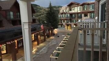 Condo, 2 Bedrooms | Property grounds