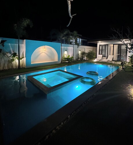 10 minutes from the Airport, making it the perfect location!