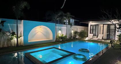 10 minutes from the Airport, making it the perfect location!