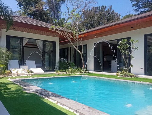 10 minutes from the Airport, making it the perfect location!