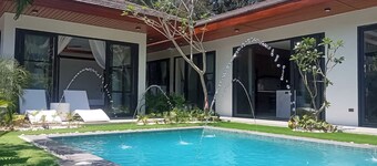 10 minutes from the Airport, making it the perfect location!