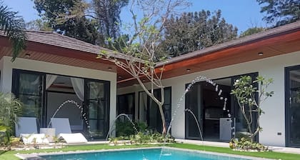 10 minutes from the Airport, making it the perfect location!