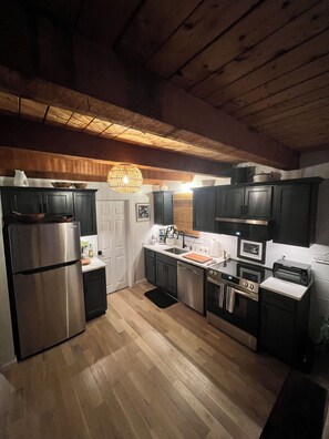 Private kitchen - Charming West Harwich Cottage, Newly Renovated, cozy but convenient location (Harwich)