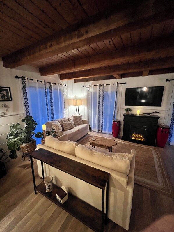 Living area - Charming West Harwich Cottage, Newly Renovated, cozy but convenient location (Harwich)