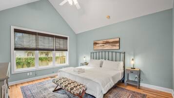 3 chambres, bureau, fer et planche à repasser, lit parapluie