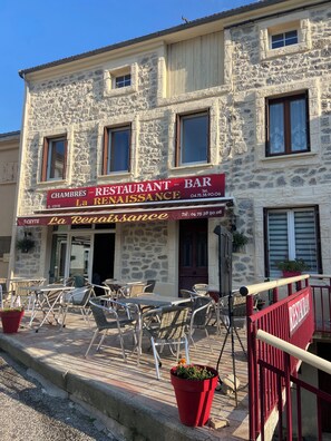A stone building with a sign for 'La Renaissance' restaurant and bar. - La renaissance  (Saint-Cirgues-en-Montagne)