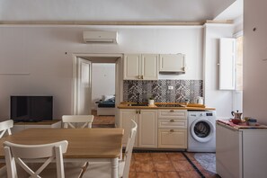 KĂŒhlschrank, Herdplatte, Kochgeschirr/Geschirr/Besteck, Esstisch