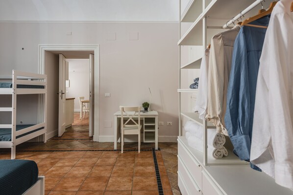 1 habitación, tabla de planchar con plancha, wifi gratis y ropa de cama