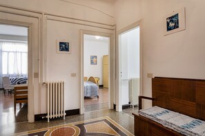 3 slaapkamers, een strijkplank/strijkijzer, gratis wifi, beddengoed