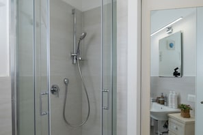 Bruser, hårtørrer, bidet, håndklæder