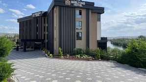Un bâtiment d’hôtel moderne, sur lequel on peut lire l’inscription « Sheltons Hotel ».